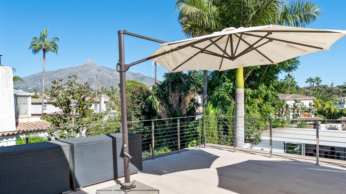 Villa de lujo de 4 dormitorios en Nueva Andalucía a poca distancia a pie de Puerto Banús