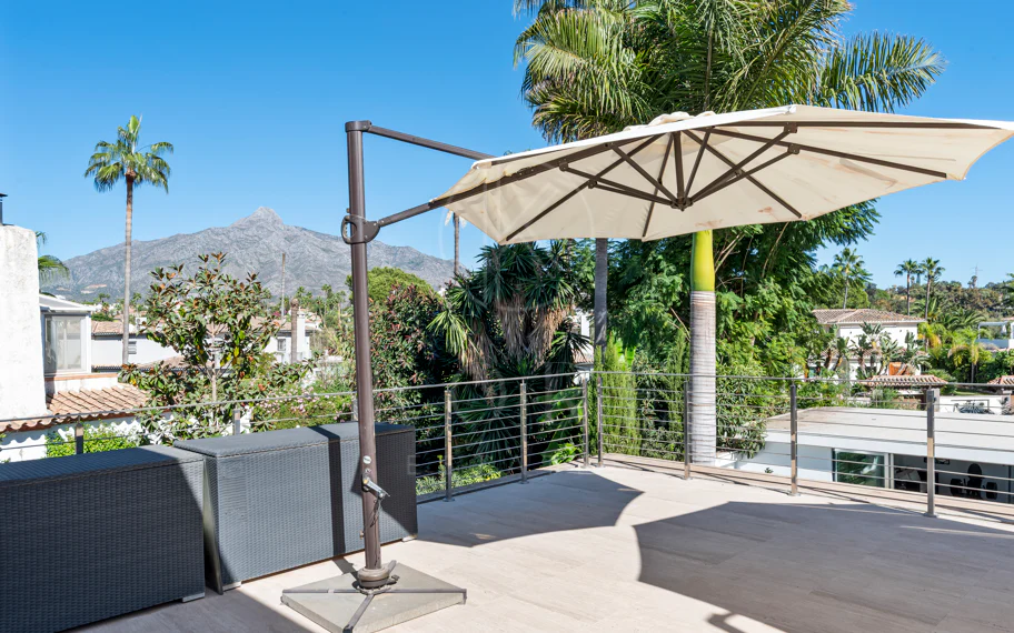 Villa de lujo de 4 dormitorios en Nueva Andalucía a poca distancia a pie de Puerto Banús