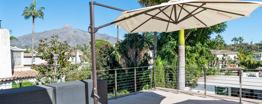 Villa de lujo de 4 dormitorios en Nueva Andalucía a poca distancia a pie de Puerto Banús
