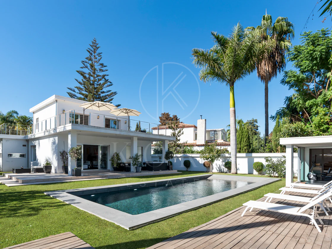 Villa de lujo de 4 dormitorios en Nueva Andalucía a poca distancia a pie de Puerto Banús