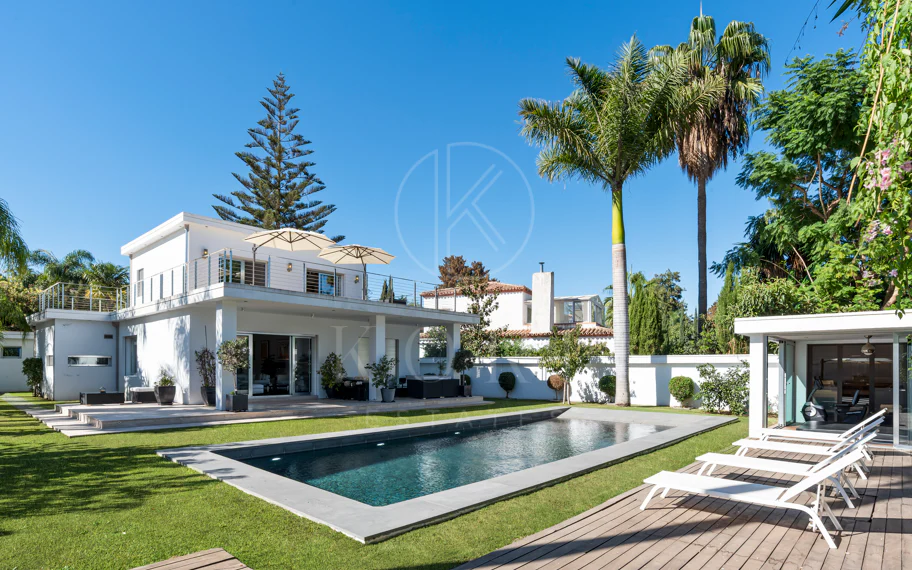 Villa de lujo de 4 dormitorios en Nueva Andalucía a poca distancia a pie de Puerto Banús