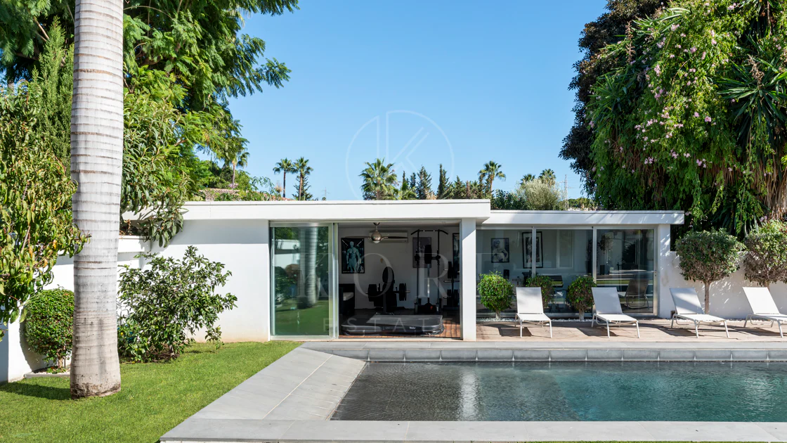 Villa de lujo de 4 dormitorios en Nueva Andalucía a poca distancia a pie de Puerto Banús