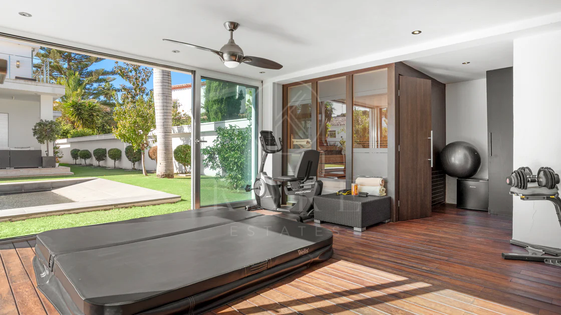 Villa de lujo de 4 dormitorios en Nueva Andalucía a poca distancia a pie de Puerto Banús