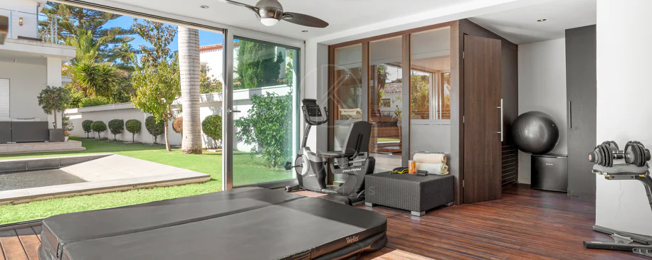 Villa de lujo de 4 dormitorios en Nueva Andalucía a poca distancia a pie de Puerto Banús