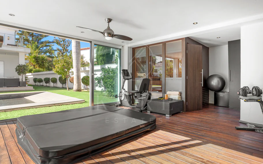 Villa de lujo de 4 dormitorios en Nueva Andalucía a poca distancia a pie de Puerto Banús