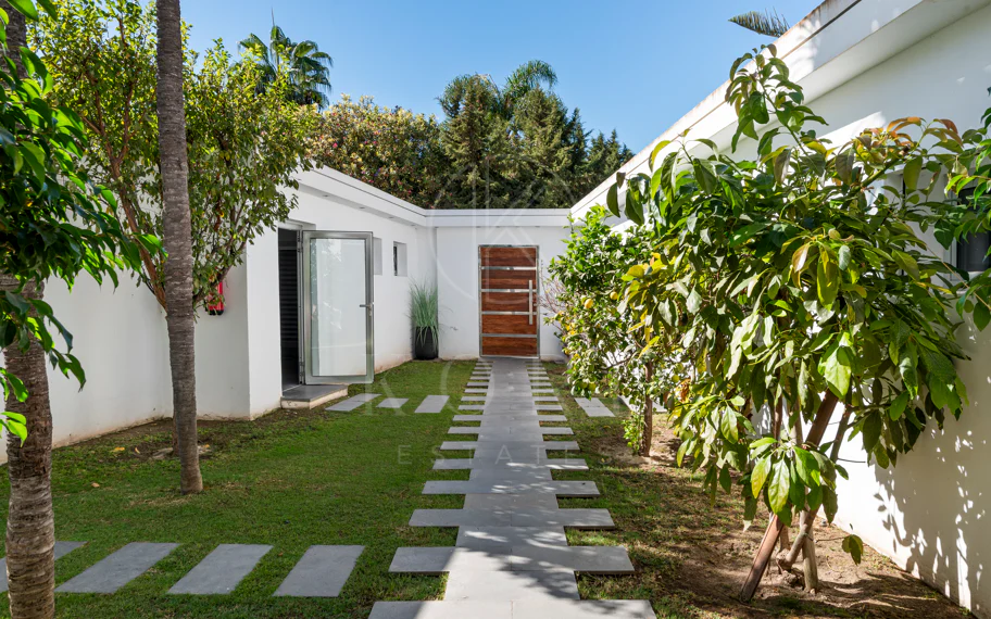 Villa de lujo de 4 dormitorios en Nueva Andalucía a poca distancia a pie de Puerto Banús