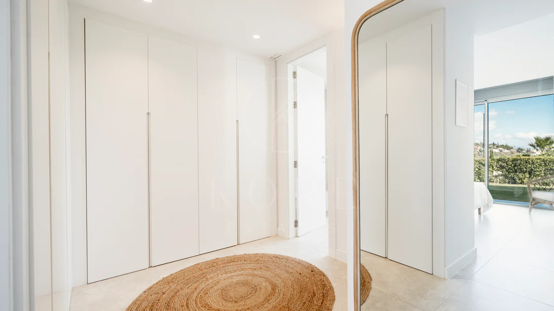 Apartamento de Lujo en Planta Baja con Jardín y Vista Parcial al Mar en Marbella Este