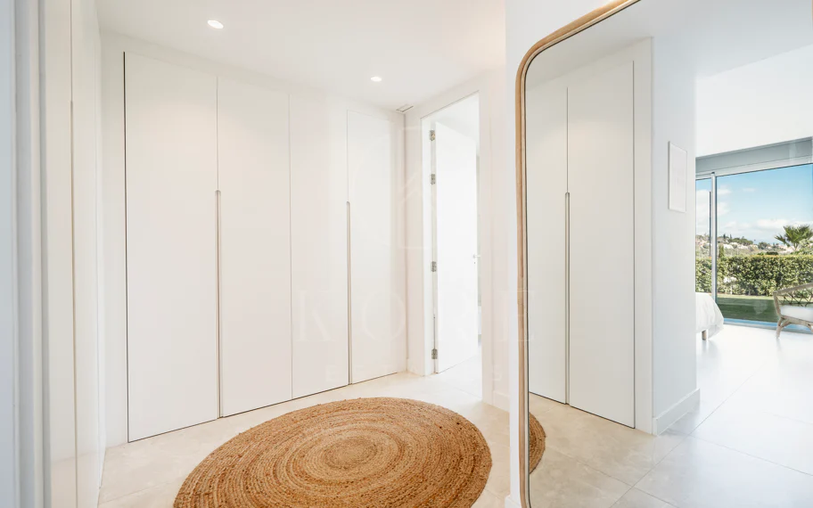 Apartamento de Lujo en Planta Baja con Jardín y Vista Parcial al Mar en Marbella Este