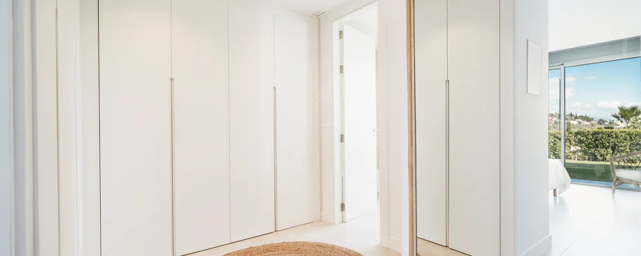 Apartamento de Lujo en Planta Baja con Jardín y Vista Parcial al Mar en Marbella Este