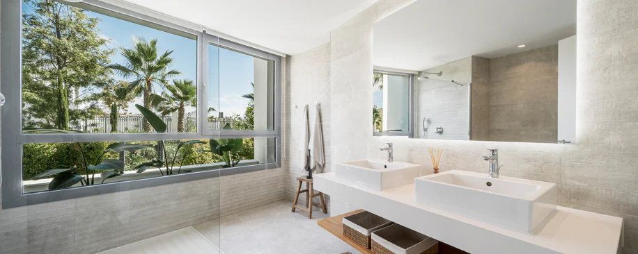 Apartamento de Lujo en Planta Baja con Jardín y Vista Parcial al Mar en Marbella Este