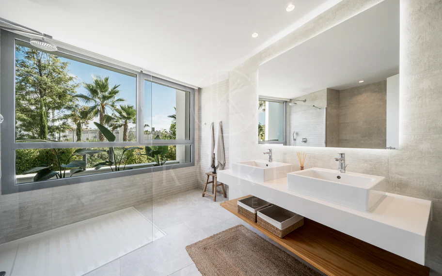 Apartamento de Lujo en Planta Baja con Jardín y Vista Parcial al Mar en Marbella Este