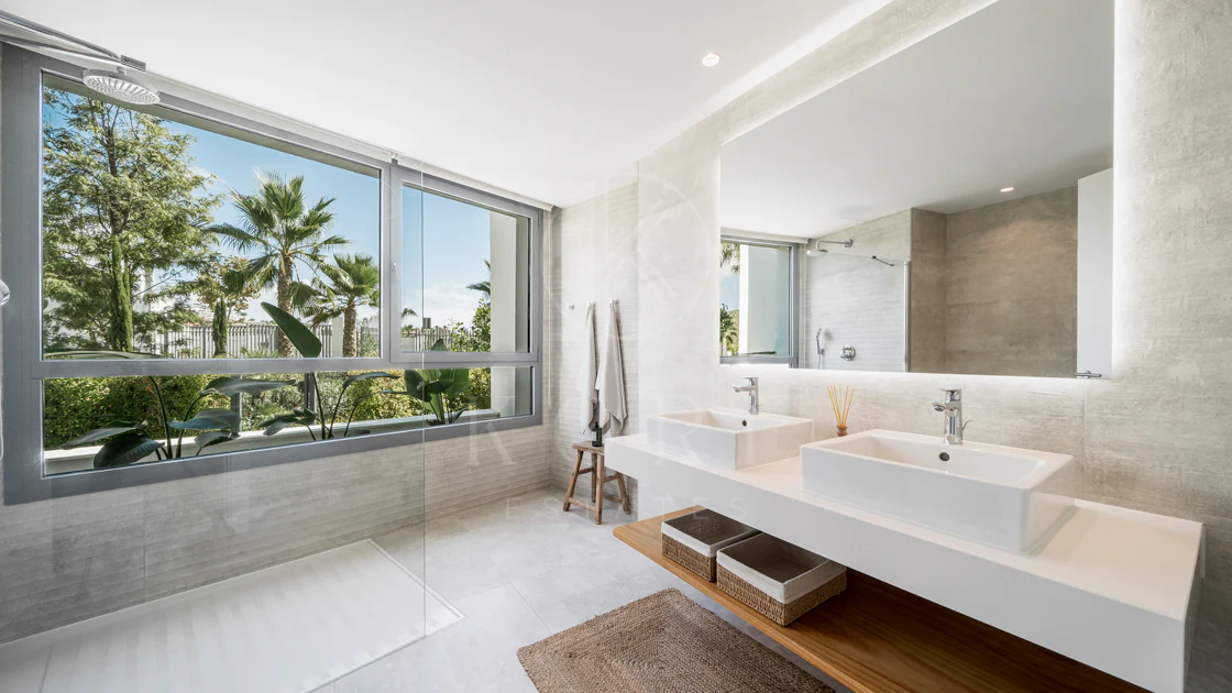 Apartamento de Lujo en Planta Baja con Jardín y Vista Parcial al Mar en Marbella Este