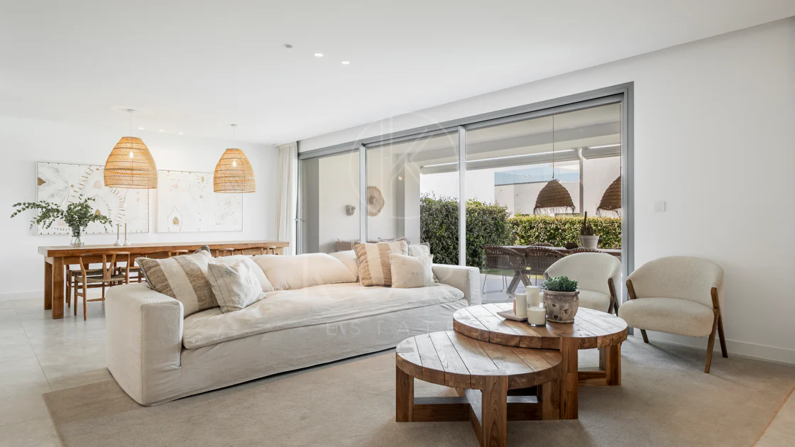 Apartamento de Lujo en Planta Baja con Jardín y Vista Parcial al Mar en Marbella Este