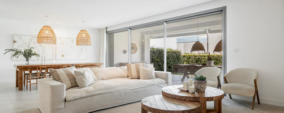 Apartamento de Lujo en Planta Baja con Jardín y Vista Parcial al Mar en Marbella Este