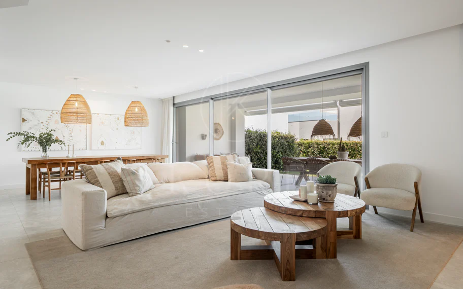Apartamento de Lujo en Planta Baja con Jardín y Vista Parcial al Mar en Marbella Este