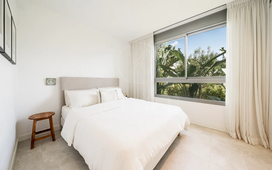 Apartamento de Lujo en Planta Baja con Jardín y Vista Parcial al Mar en Marbella Este
