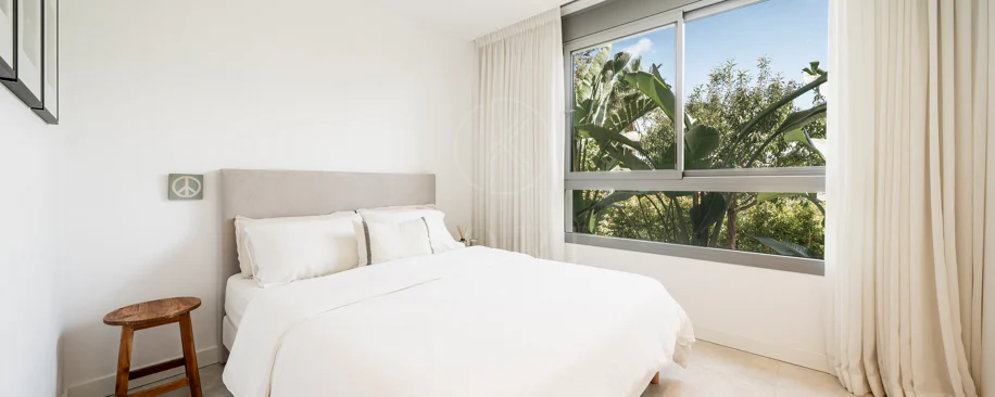 Apartamento de Lujo en Planta Baja con Jardín y Vista Parcial al Mar en Marbella Este