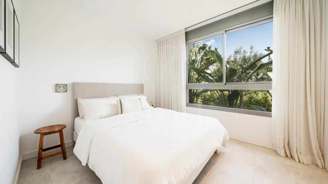 Apartamento de Lujo en Planta Baja con Jardín y Vista Parcial al Mar en Marbella Este