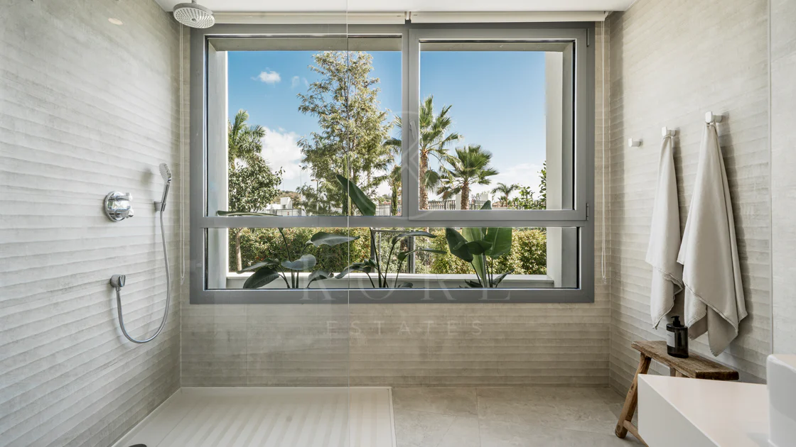 Apartamento de Lujo en Planta Baja con Jardín y Vista Parcial al Mar en Marbella Este