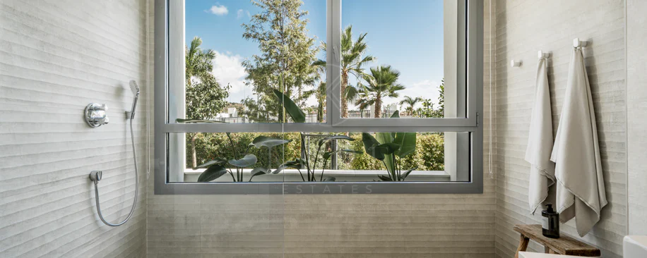 Apartamento de Lujo en Planta Baja con Jardín y Vista Parcial al Mar en Marbella Este