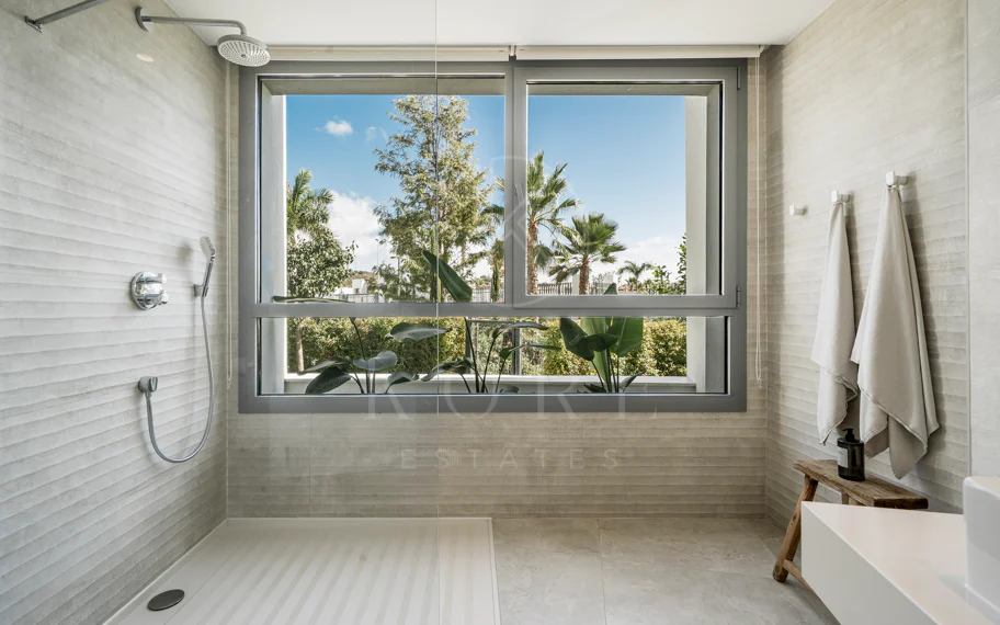 Apartamento de Lujo en Planta Baja con Jardín y Vista Parcial al Mar en Marbella Este