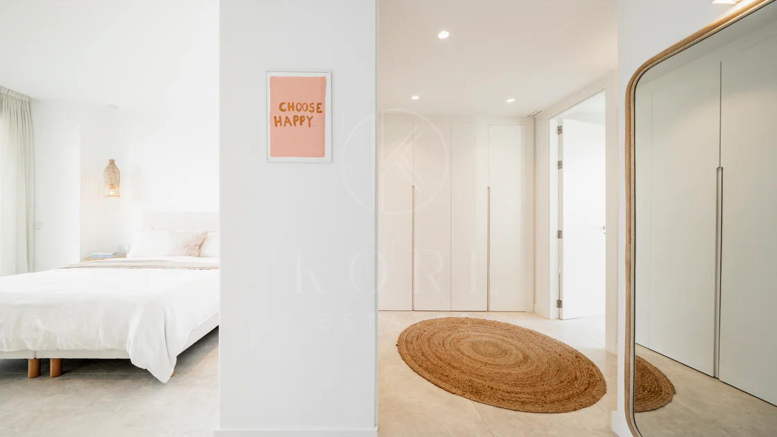Apartamento de Lujo en Planta Baja con Jardín y Vista Parcial al Mar en Marbella Este