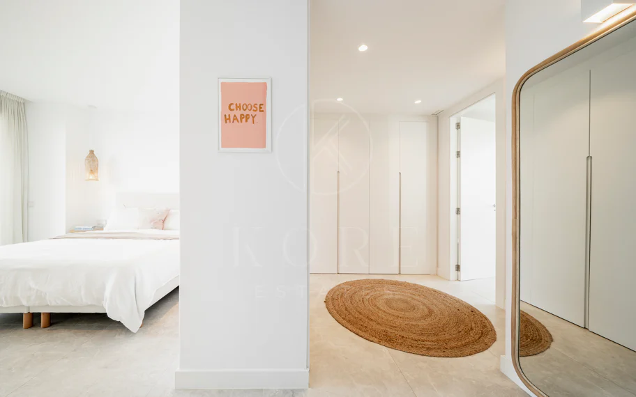 Apartamento de Lujo en Planta Baja con Jardín y Vista Parcial al Mar en Marbella Este