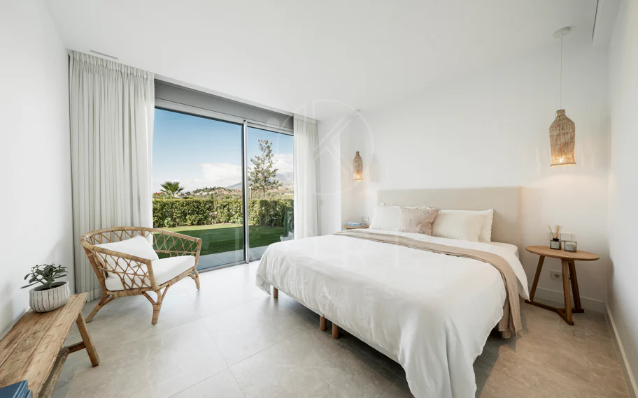 Apartamento de Lujo en Planta Baja con Jardín y Vista Parcial al Mar en Marbella Este