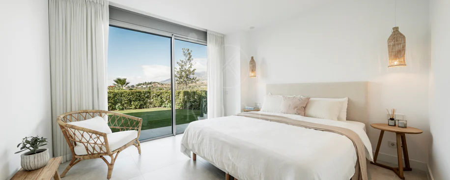 Apartamento de Lujo en Planta Baja con Jardín y Vista Parcial al Mar en Marbella Este
