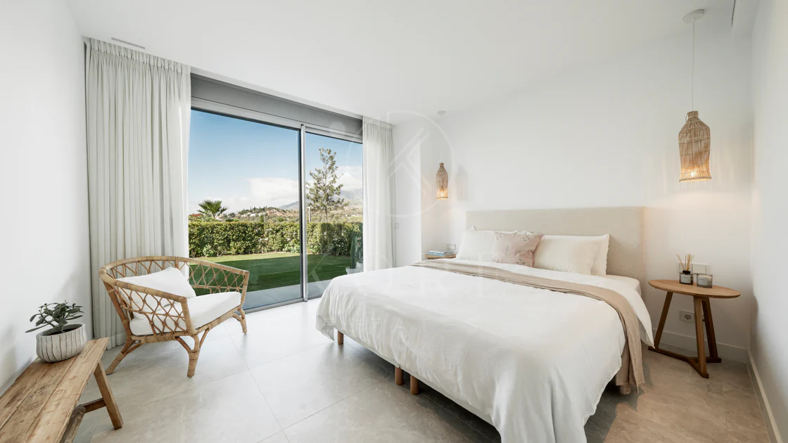 Apartamento de Lujo en Planta Baja con Jardín y Vista Parcial al Mar en Marbella Este