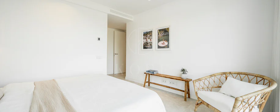 Apartamento de Lujo en Planta Baja con Jardín y Vista Parcial al Mar en Marbella Este