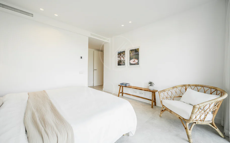 Apartamento de Lujo en Planta Baja con Jardín y Vista Parcial al Mar en Marbella Este
