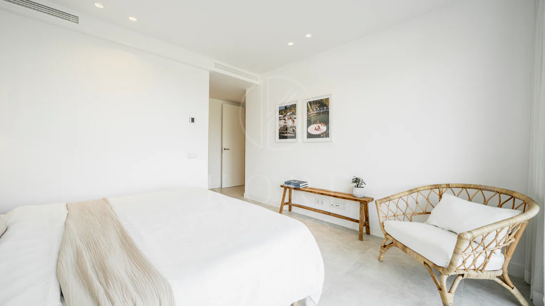 Apartamento de Lujo en Planta Baja con Jardín y Vista Parcial al Mar en Marbella Este