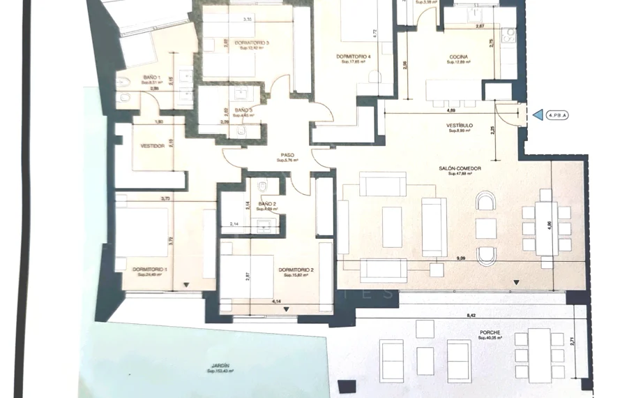 Apartamento de Lujo en Planta Baja con Jardín y Vista Parcial al Mar en Marbella Este