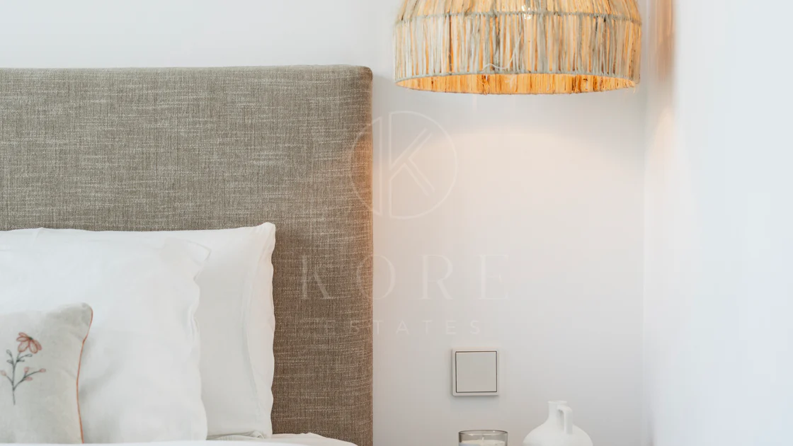 Apartamento de Lujo en Planta Baja con Jardín y Vista Parcial al Mar en Marbella Este
