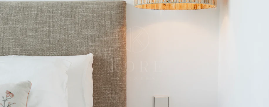 Apartamento de Lujo en Planta Baja con Jardín y Vista Parcial al Mar en Marbella Este