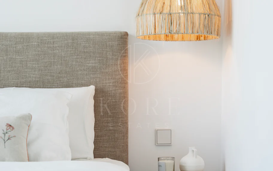 Apartamento de Lujo en Planta Baja con Jardín y Vista Parcial al Mar en Marbella Este