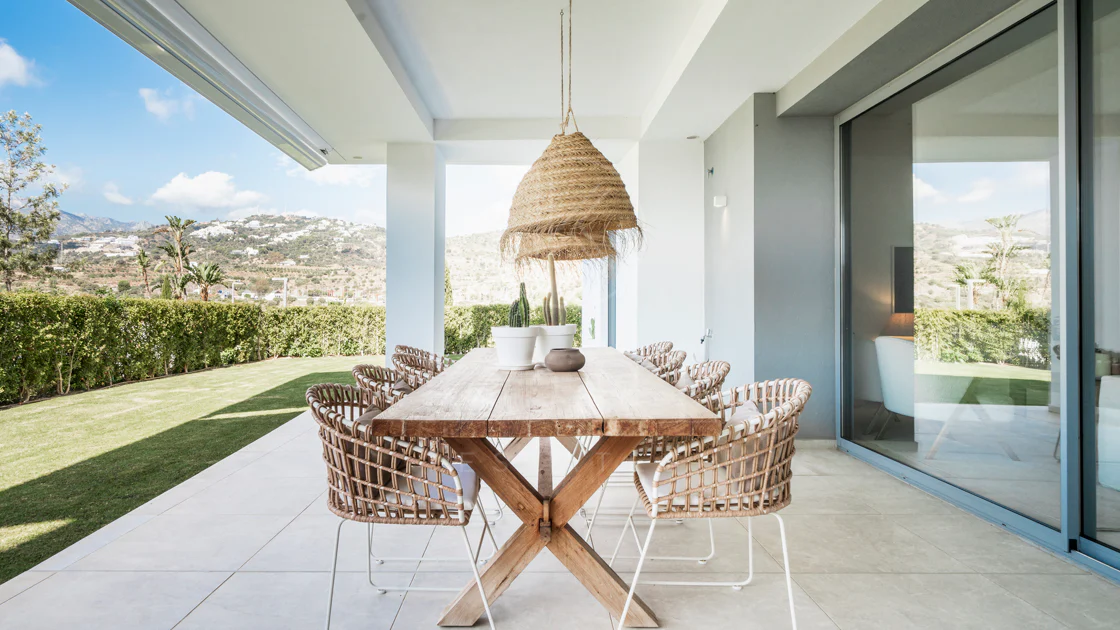 Apartamento de Lujo en Planta Baja con Jardín y Vista Parcial al Mar en Marbella Este