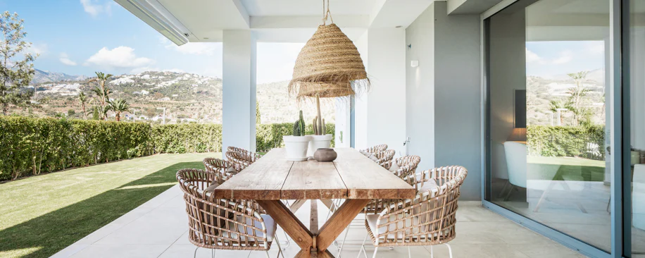 Apartamento de Lujo en Planta Baja con Jardín y Vista Parcial al Mar en Marbella Este