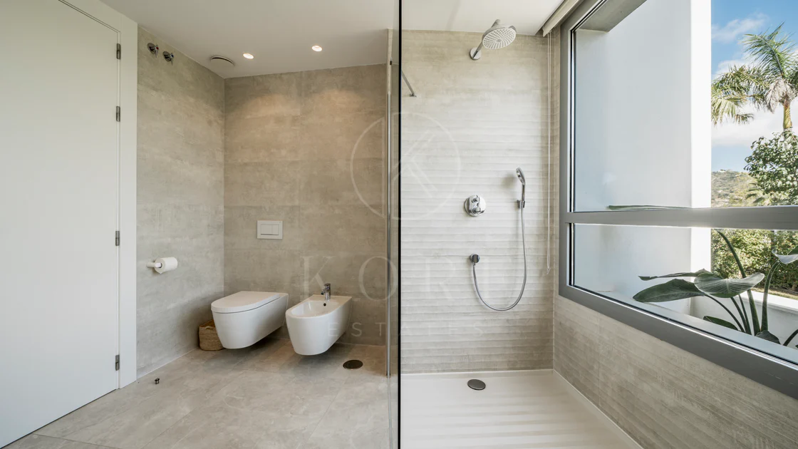 Apartamento de Lujo en Planta Baja con Jardín y Vista Parcial al Mar en Marbella Este