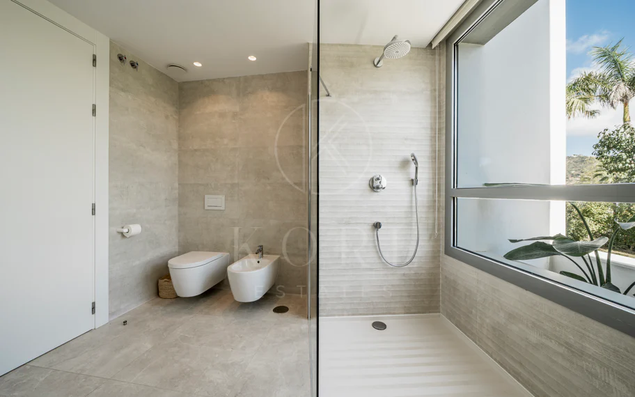 Apartamento de Lujo en Planta Baja con Jardín y Vista Parcial al Mar en Marbella Este