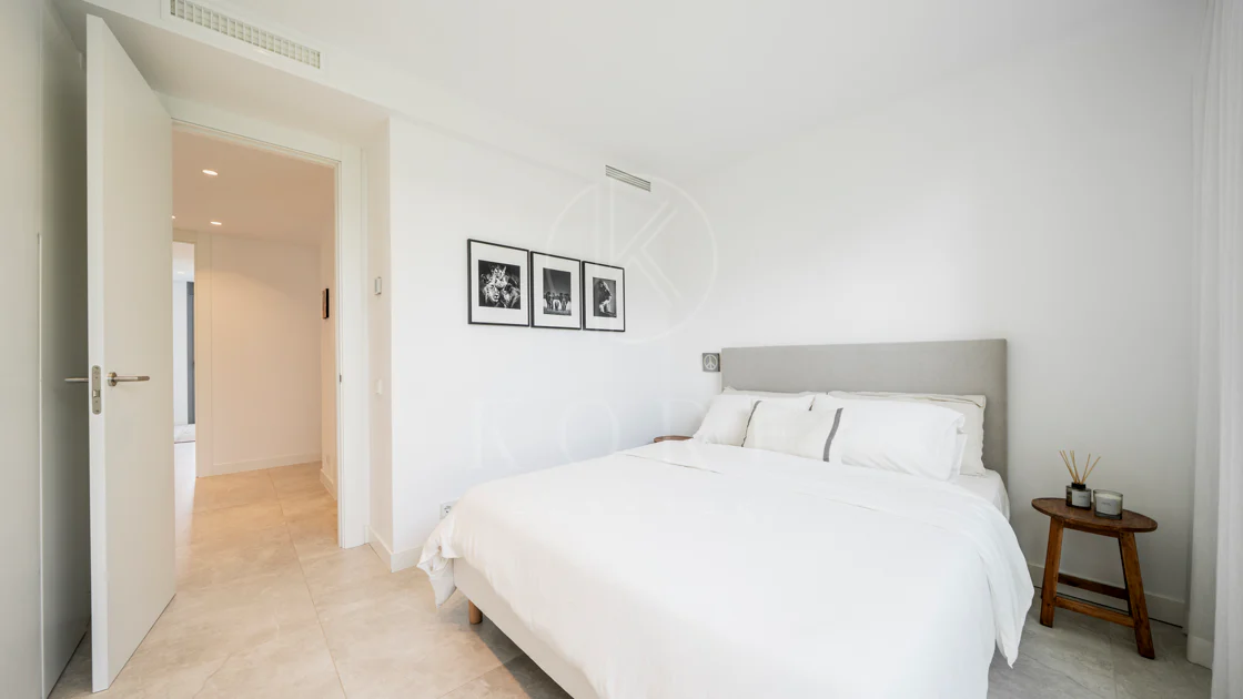 Apartamento de Lujo en Planta Baja con Jardín y Vista Parcial al Mar en Marbella Este
