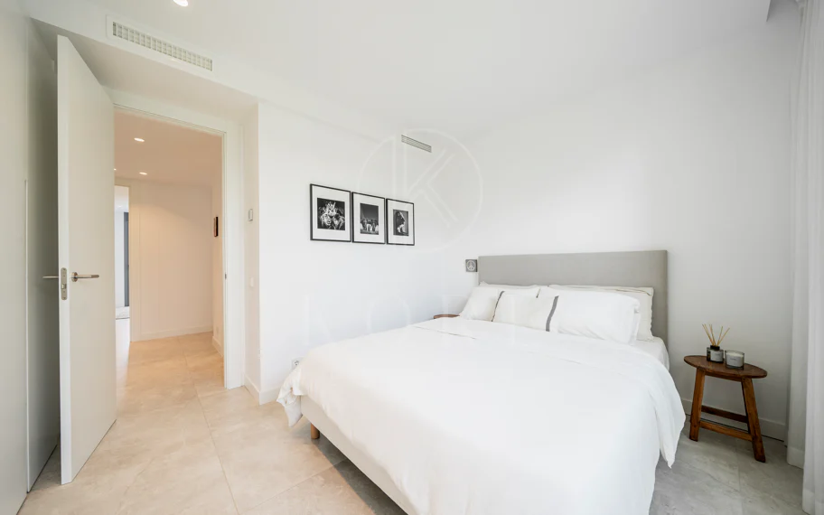 Apartamento de Lujo en Planta Baja con Jardín y Vista Parcial al Mar en Marbella Este