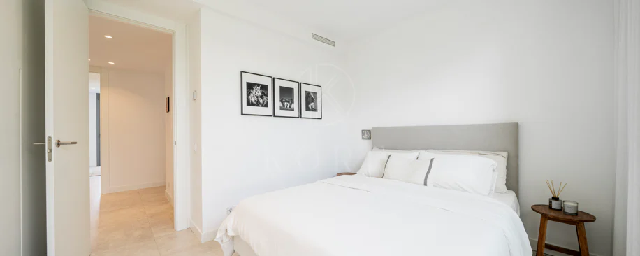 Apartamento de Lujo en Planta Baja con Jardín y Vista Parcial al Mar en Marbella Este