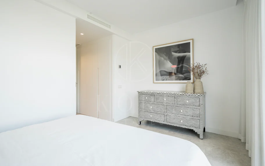 Apartamento de Lujo en Planta Baja con Jardín y Vista Parcial al Mar en Marbella Este