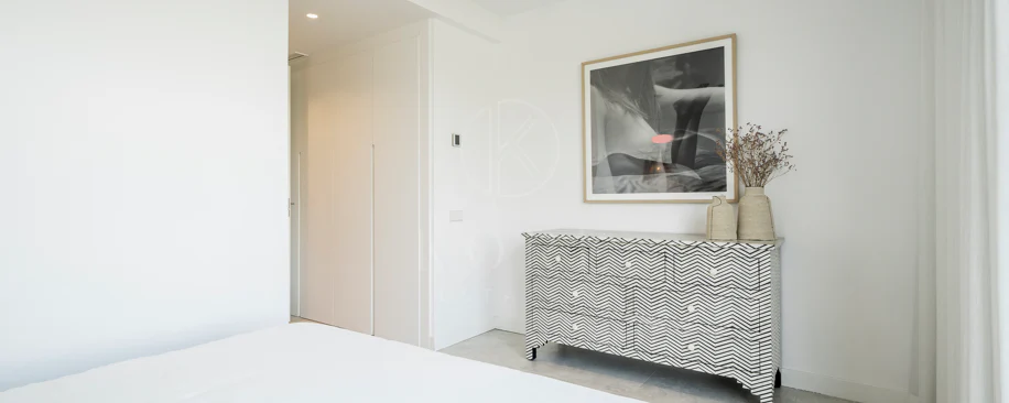 Apartamento de Lujo en Planta Baja con Jardín y Vista Parcial al Mar en Marbella Este