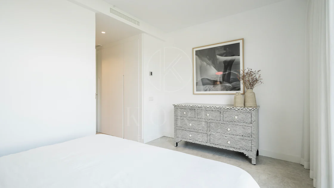 Apartamento de Lujo en Planta Baja con Jardín y Vista Parcial al Mar en Marbella Este