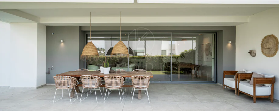 Apartamento de Lujo en Planta Baja con Jardín y Vista Parcial al Mar en Marbella Este