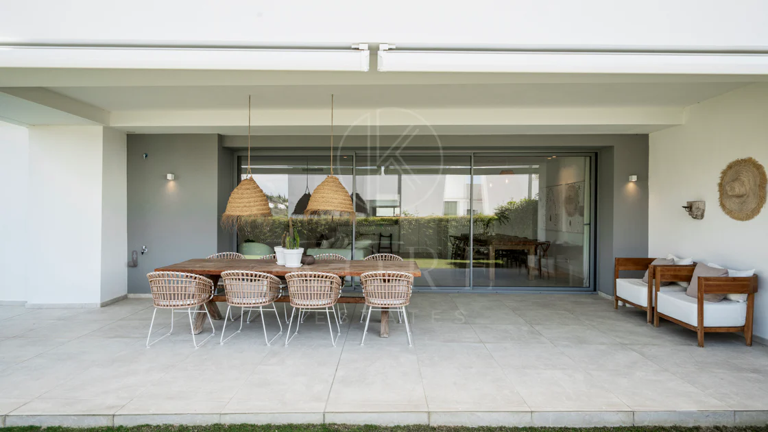 Apartamento de Lujo en Planta Baja con Jardín y Vista Parcial al Mar en Marbella Este