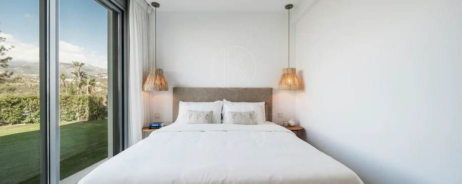 Apartamento de Lujo en Planta Baja con Jardín y Vista Parcial al Mar en Marbella Este